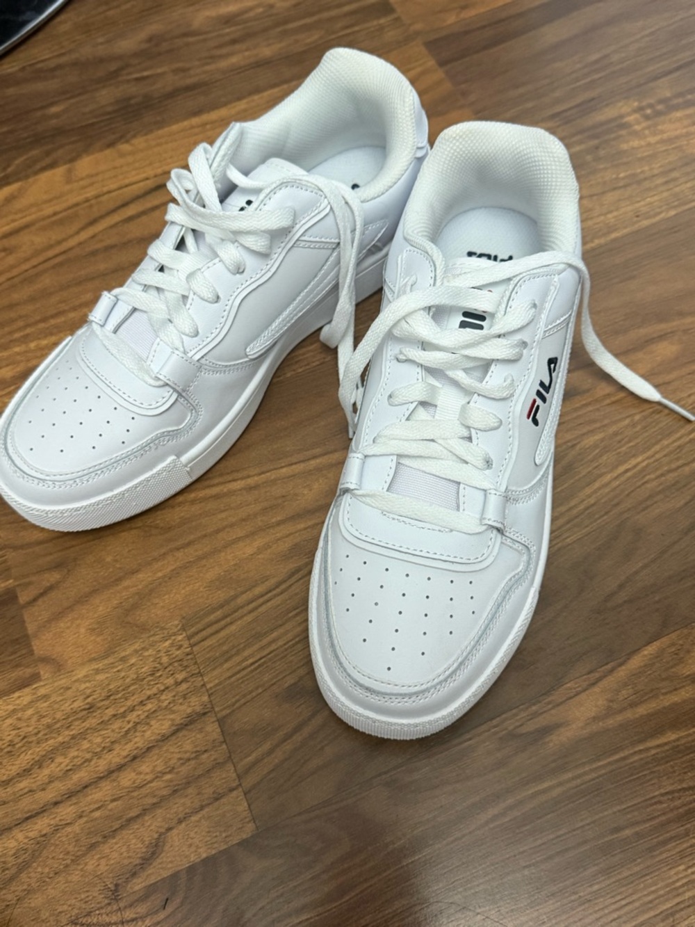 NWOB FILA White Low-Top Sneakers with Subtle Red & Navy Logo - Picture 2 of 4